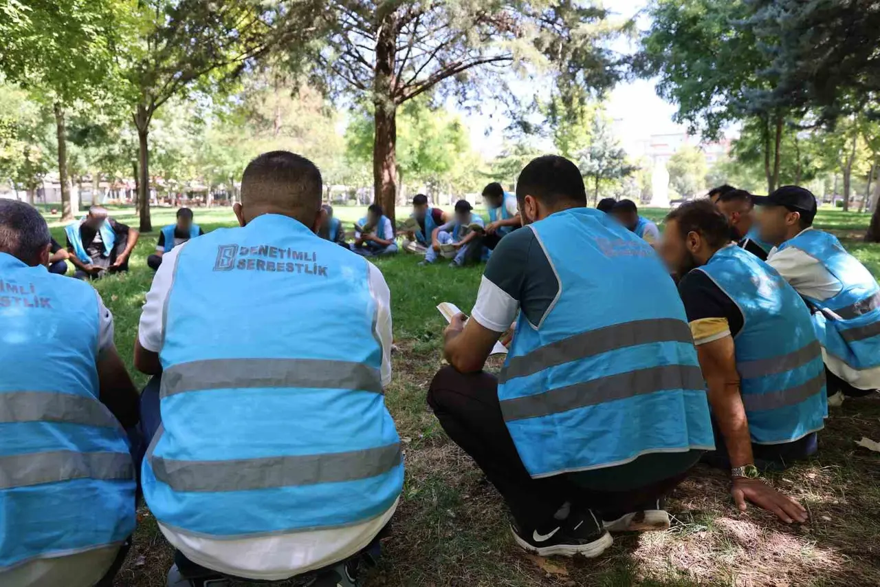 Diyarbakır’da yükümlüler mekan mefhumuna bakılmaksızın kitap okuyor