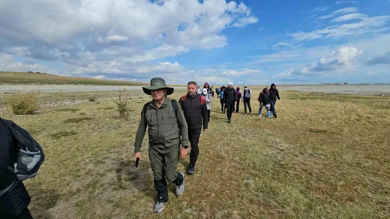 Arin Gölü’ndeki su çekilmesine dikkat çekmek için doğa yürüyüşü düzenlendi