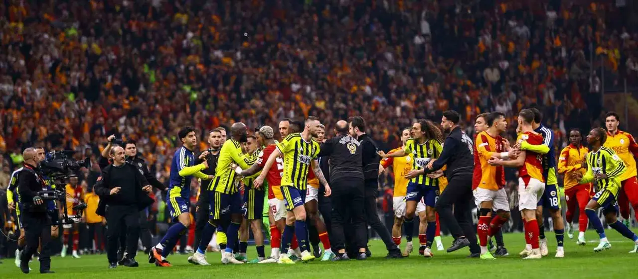 Derbi sonrası saha karıştı