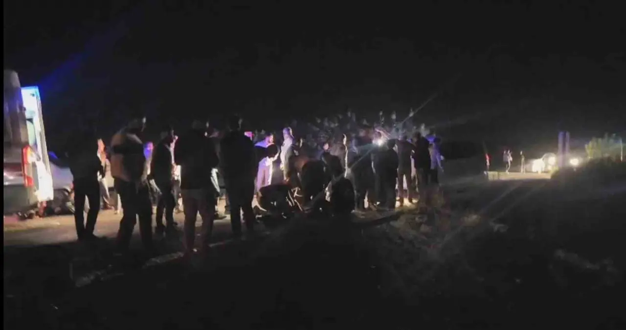 Şanlıurfa’da otomobil tahliye kanalına devrildi: 3 yaralı