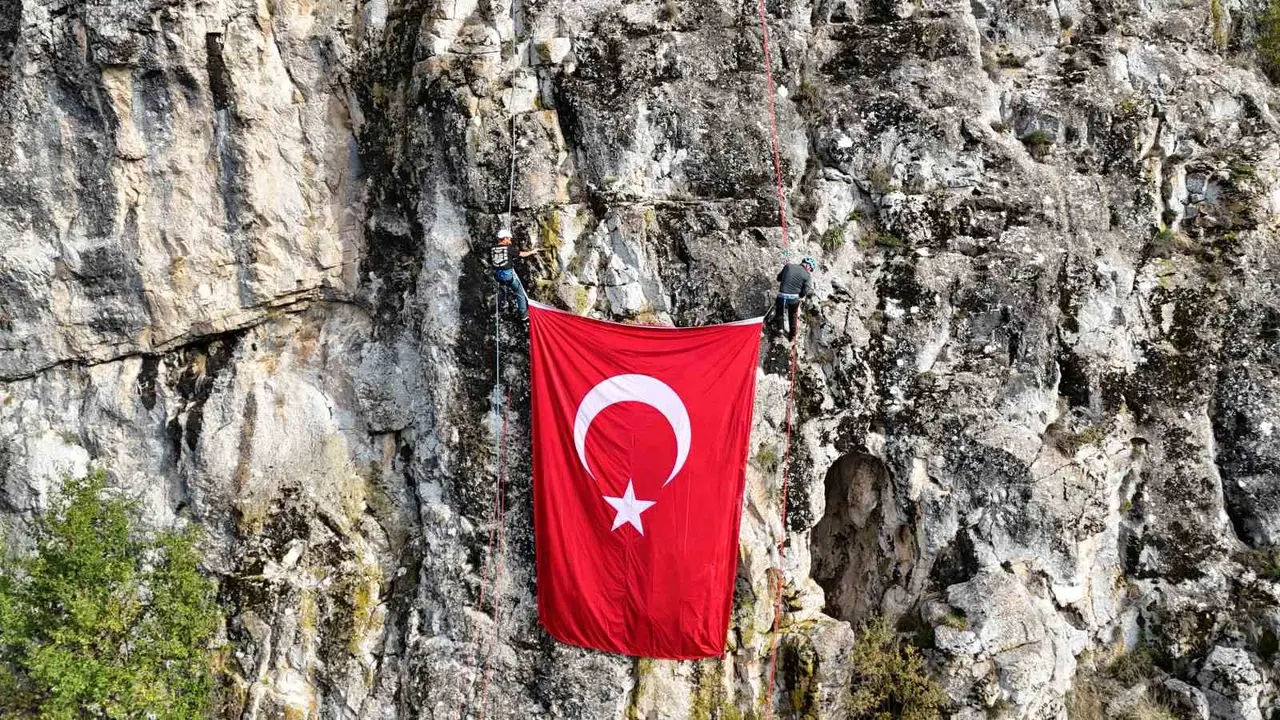 Dağcılar kayalıkta dev Türk bayrağını dalgalandırdı