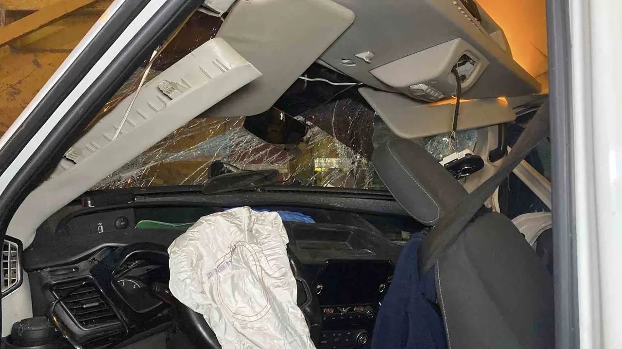 Arnavutköy’de servis minibüsü hafriyat kamyonuna çarptı: 9 yaralı