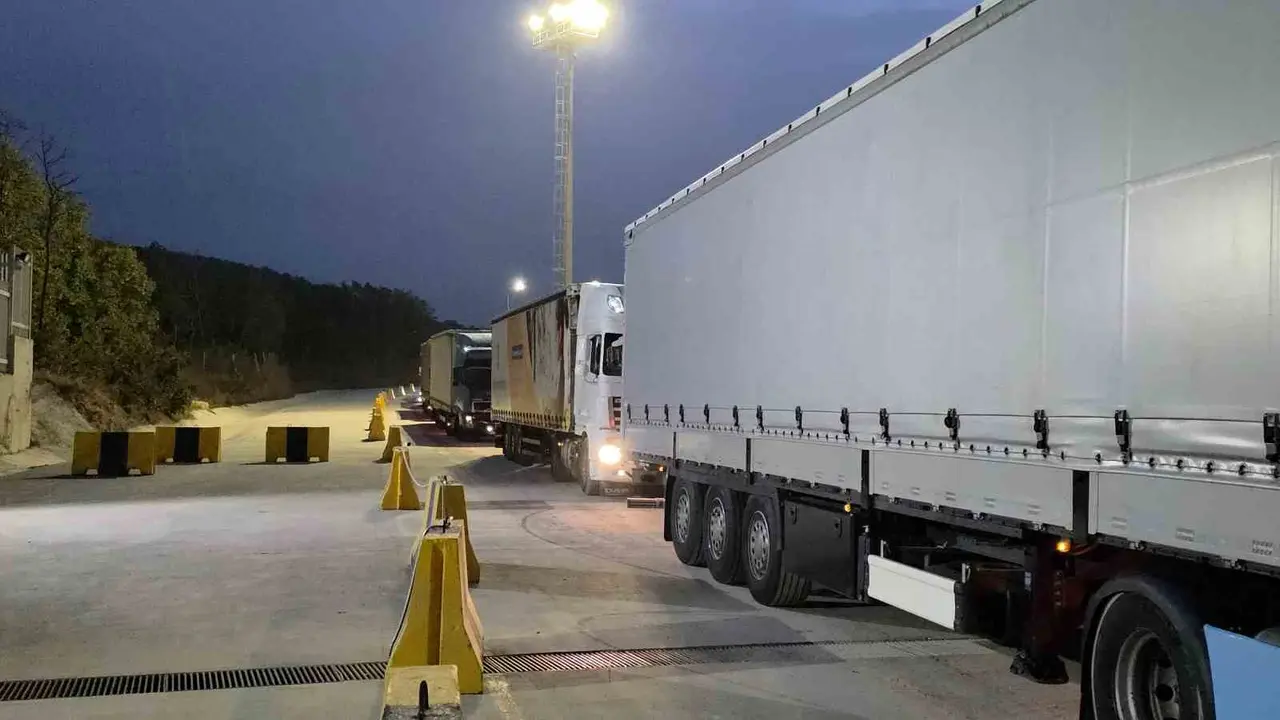 Hamzabeyli Gümrük Kapısı açıldı, tır çıkışlardı tekrar başladı