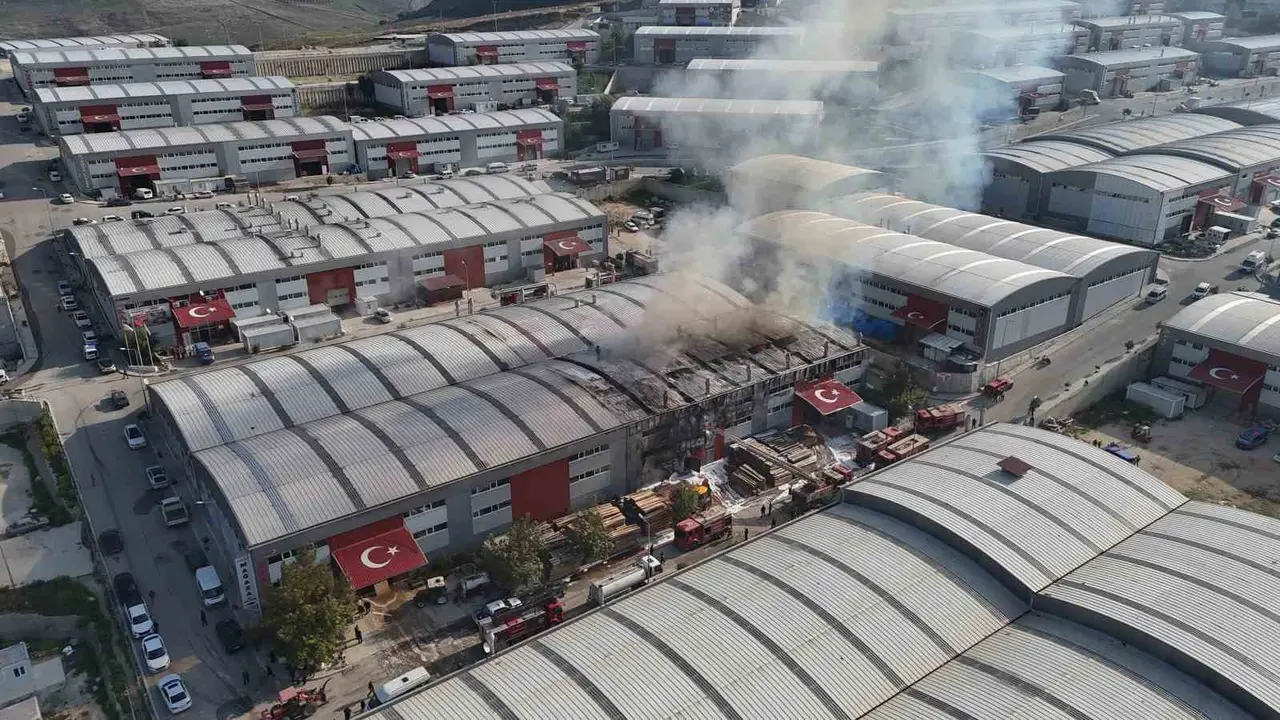 Alevlere teslim olan fabrika yangını havadan görüntülendi