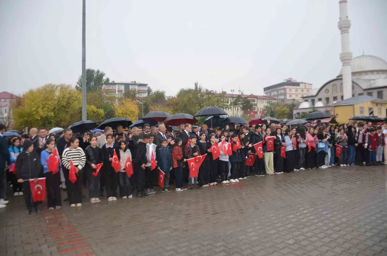 Bulanık’ta 200 metrelik Türk bayrağıyla yürüyüş düzenlendi