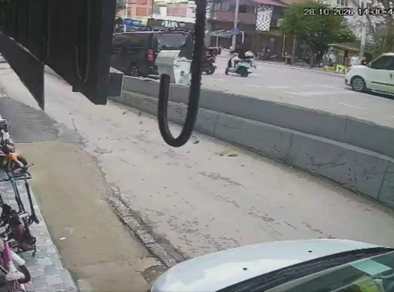 Motosiklet yayaya çarptı, ikisi de metrelerce sürüklendi; O anlar kamerada