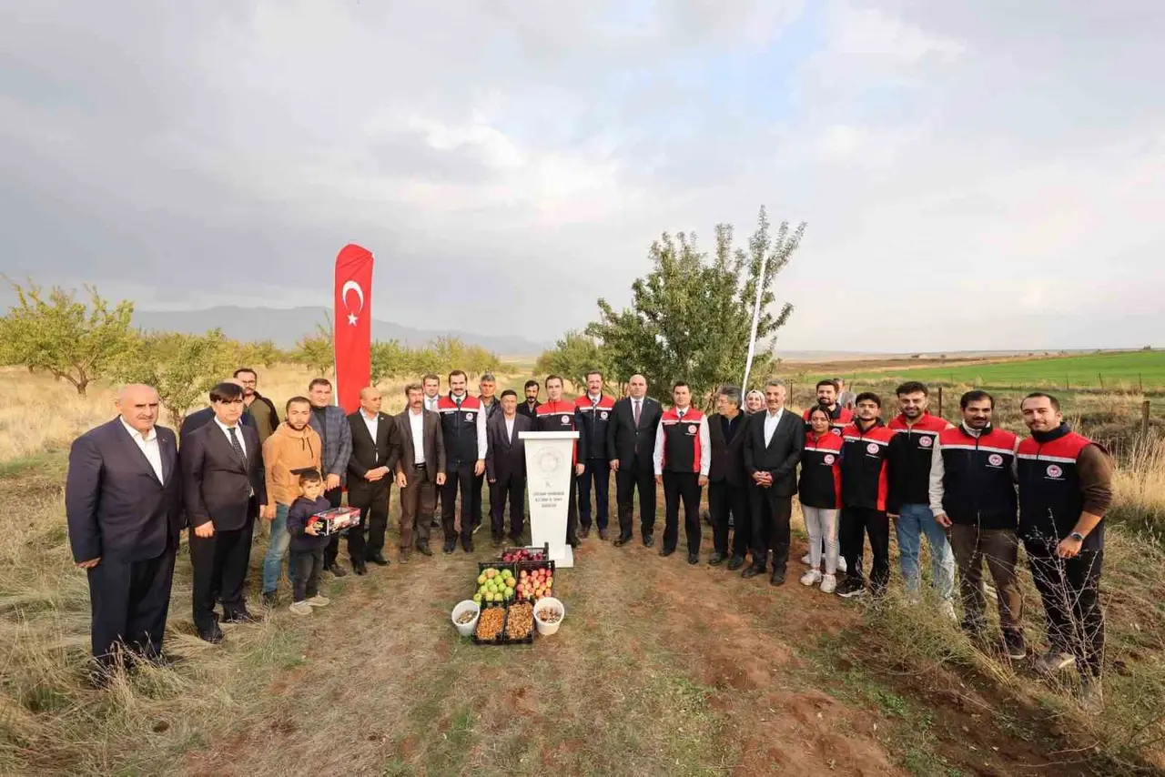 Vali Karakaya, Güroymak’ta badem hasadına katıldı