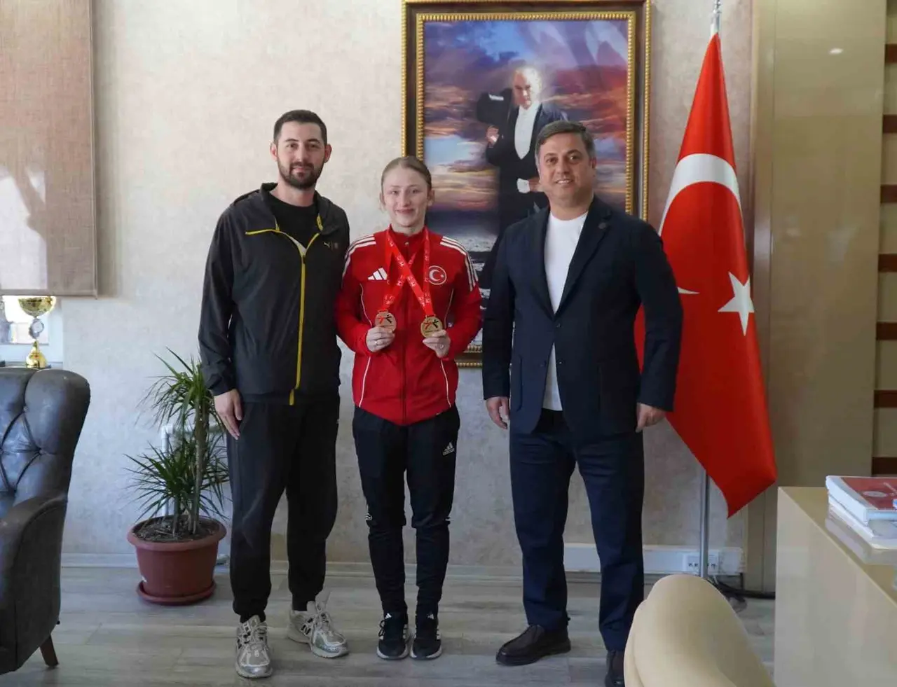 İl Müdürü Öztürk’ten Avrupa Şampiyonu Nurbade Büber’e ödül