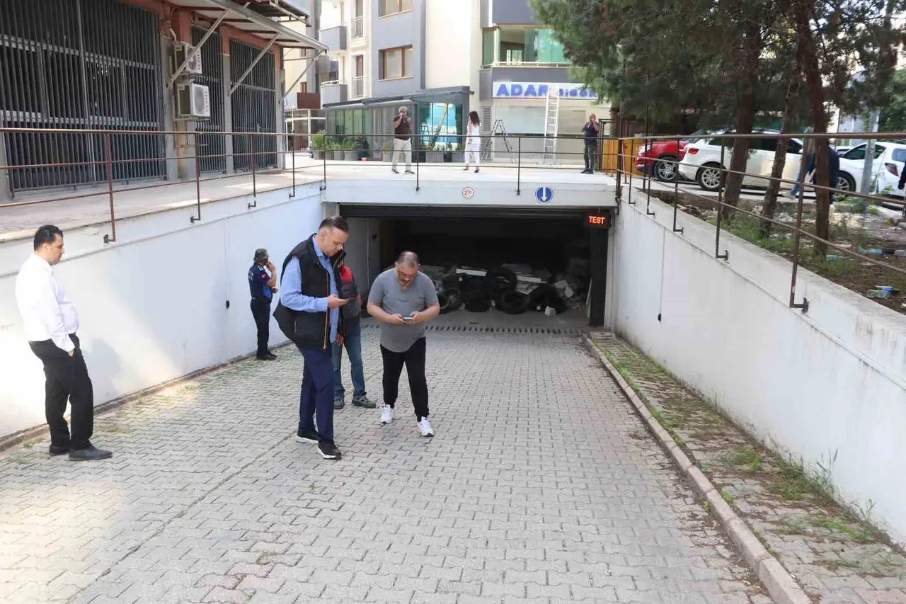 Otopark kavgası mahkemeye taşındı, molozlar araçları mahsur bıraktı