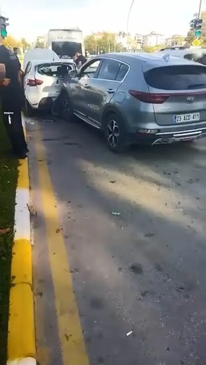 Elazığ’da zincirleme trafik kazası: 1 yaralı