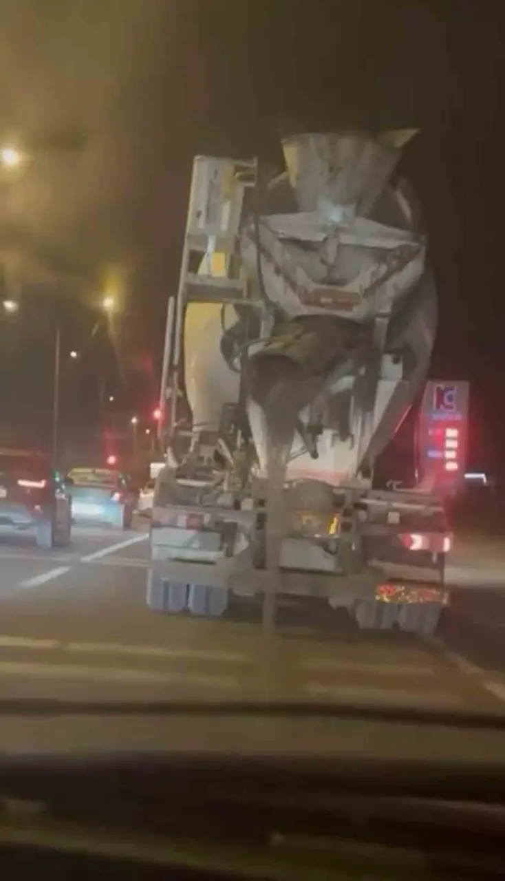 Yola harç dökerek ilerleyen beton mikseri kamerada