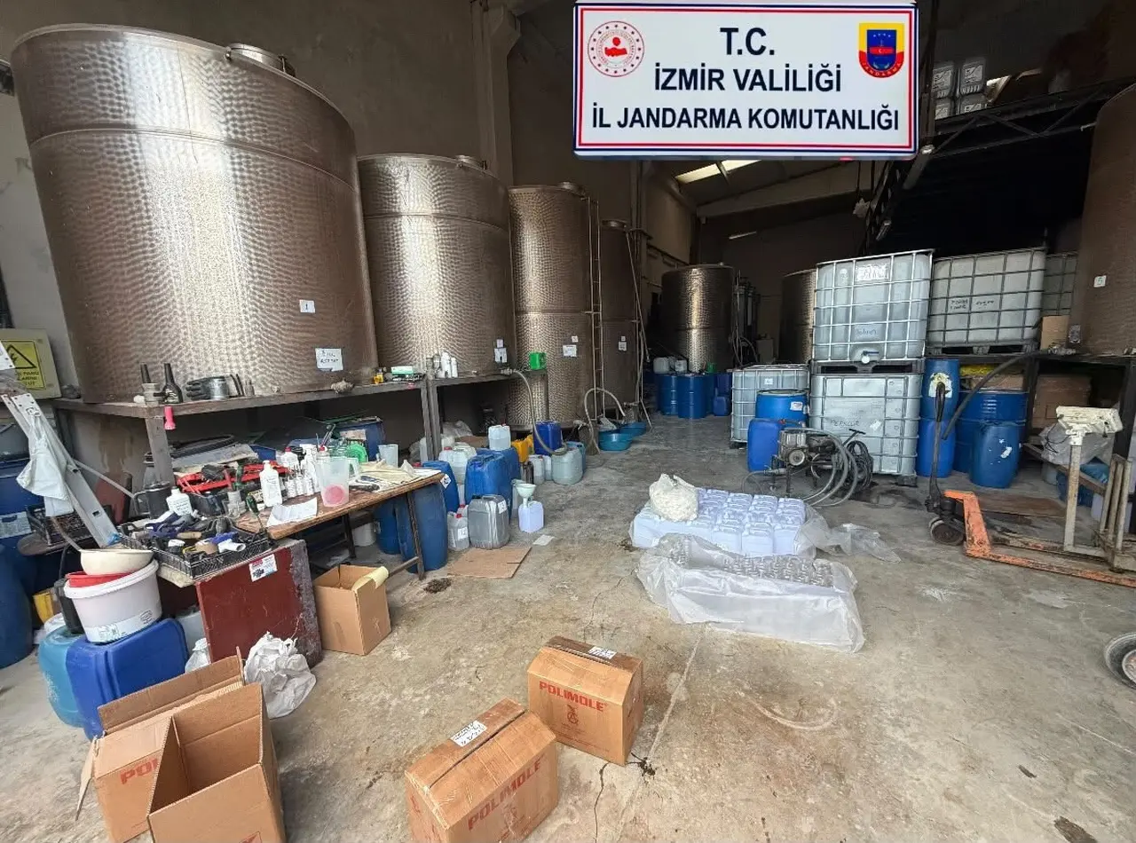 İzmir’de sahte alkol imalathanesine operasyon: 21 bin litre etil alkol ele geçirildi