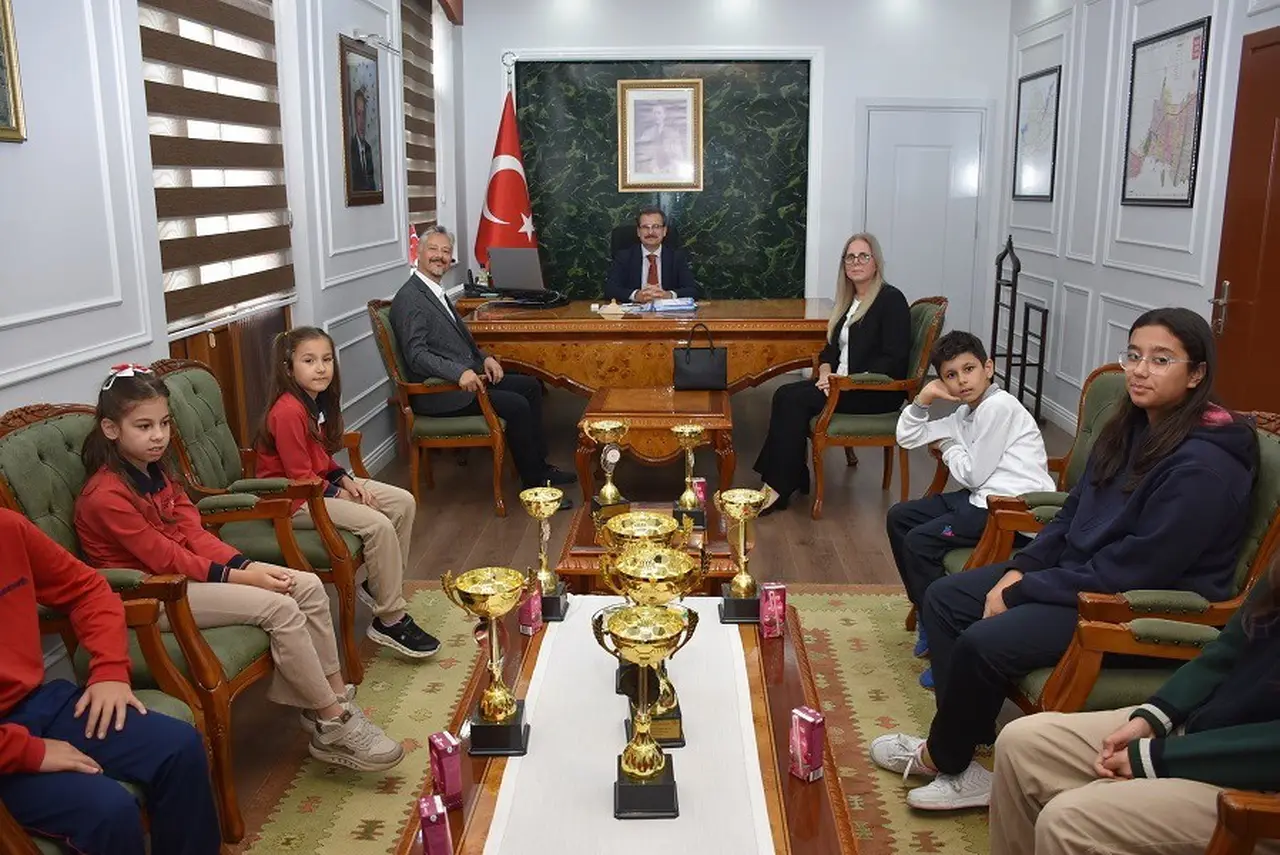 Şampiyonlar başarılarını Kaymakam Güldoğan ile paylaştı