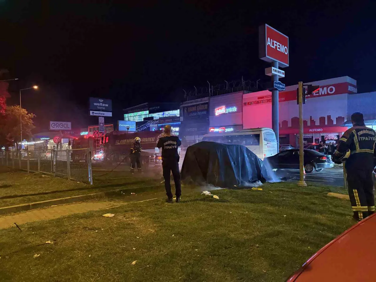 Tırla çarpışan otomobil küle döndü, alevler 3 saatte söndürüldü