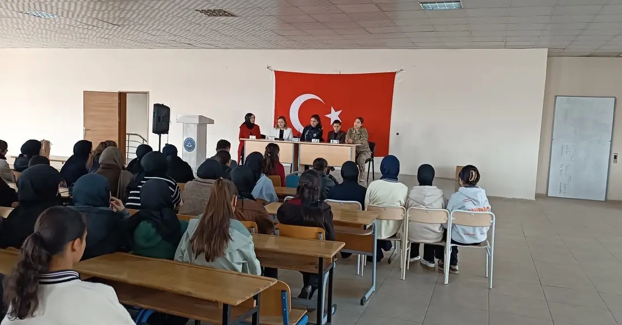 Patnos’ta "Kariyer günleri" etkinliği: Gençlerin geleceğine ışık tutuldu