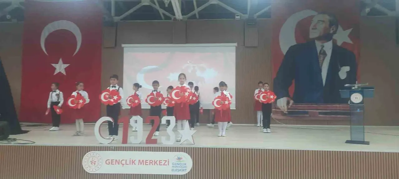 Eleşkirt’te 29 Ekim Cumhuriyet Bayramı coşkusu: Miniklerin gösterileri beğeni topladı