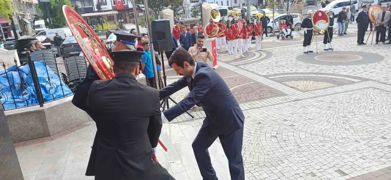 29 Ekim kutlamaları çelenk sunumu ile başladı