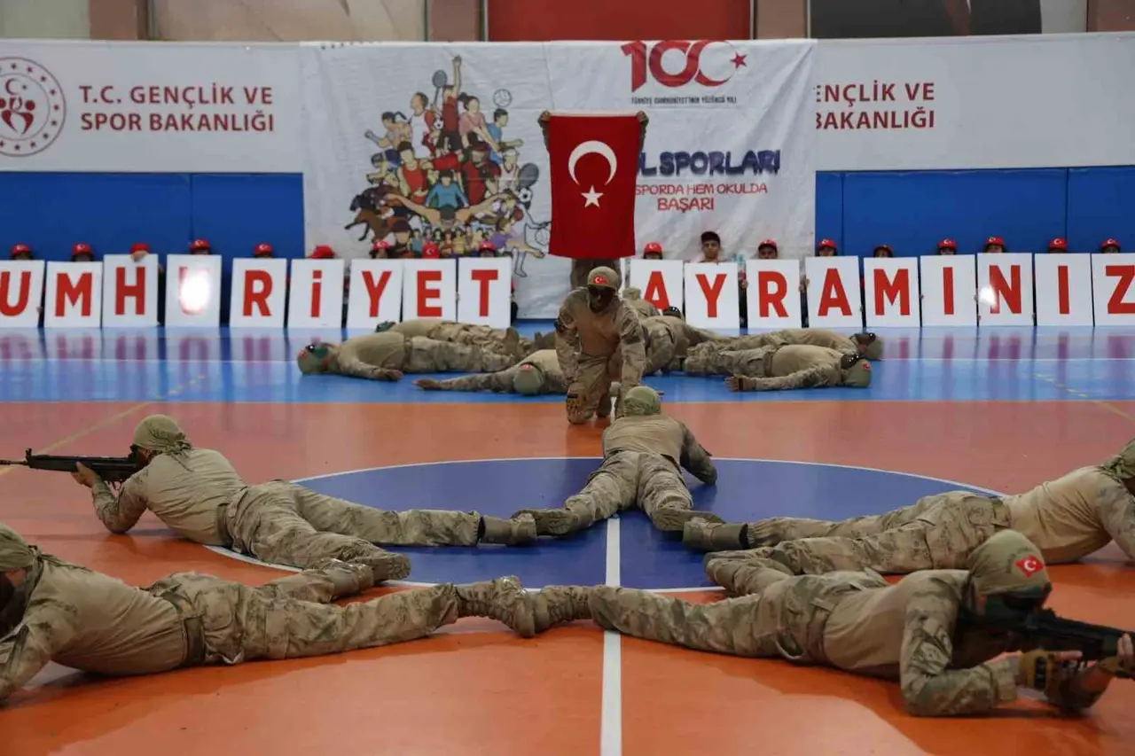 Nevşehir’de at çiftliklerinden 29 Ekim’e özel Türk bayraklı gösteri
