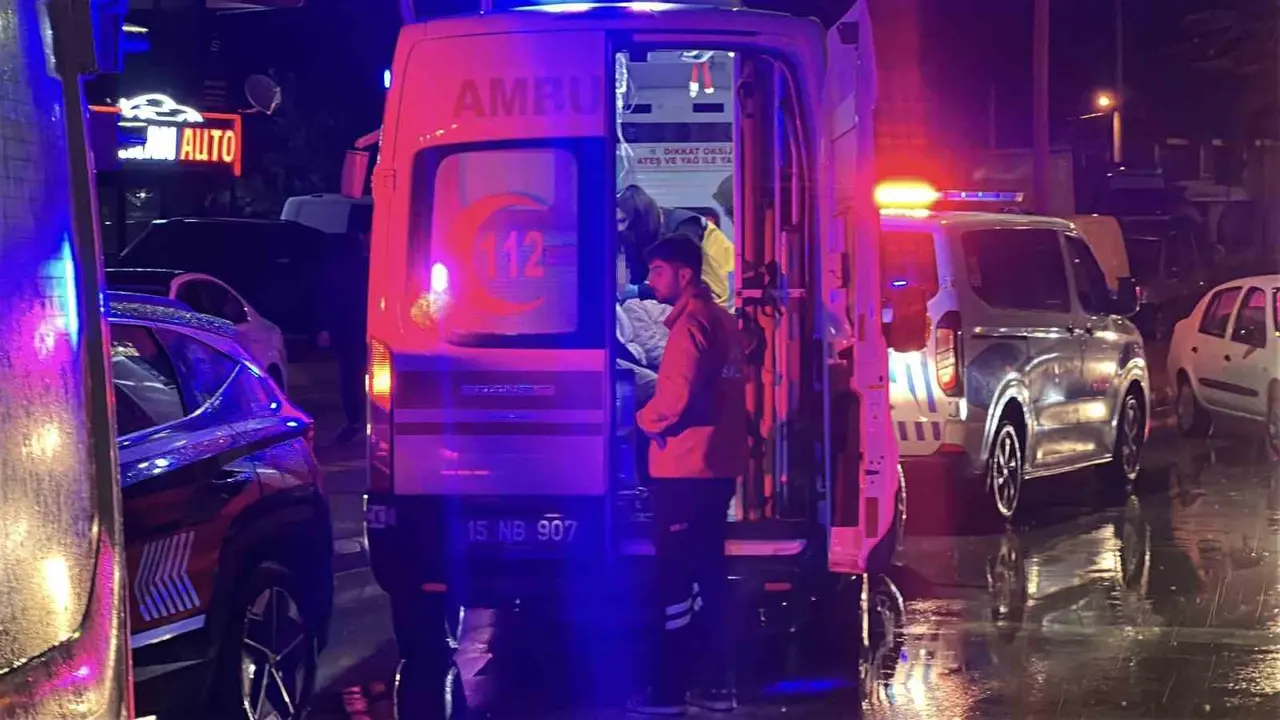 Burdur’da öğrenci servisi ile otomobil çarpıştı: 12 öğrenci hafif yaralı