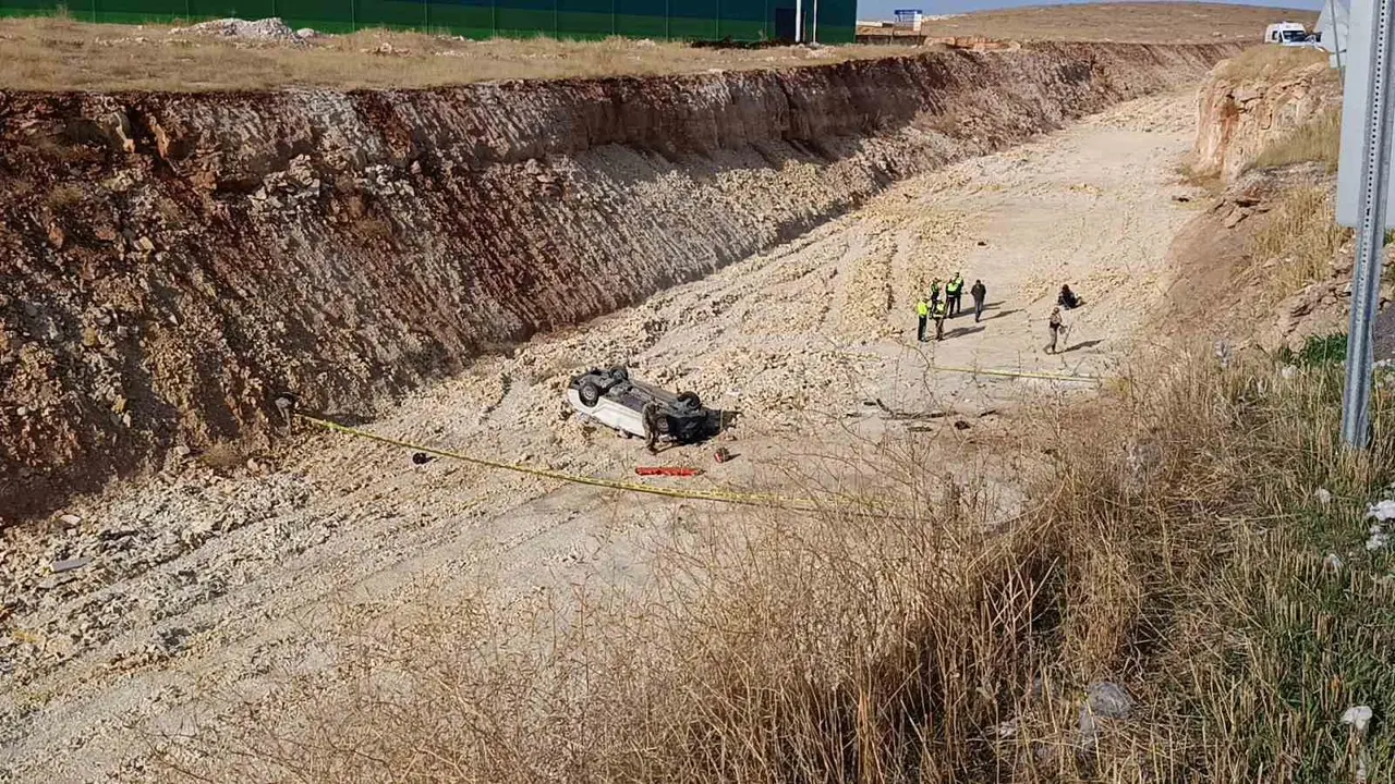 Şanlıurfa’da otomobil 15 metre yükseklikten çalışma yapılan yola uçtu: 1 ölü