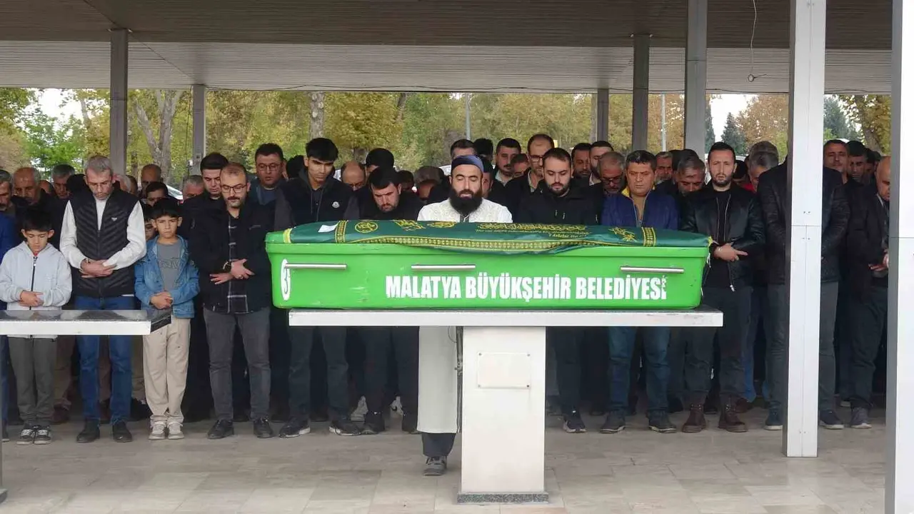 Bisiklet kazasında hayatını kaybeden adliye çalışanı Malatya’da defnedildi