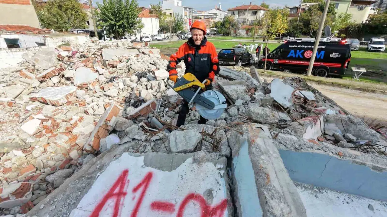 28 saniyelik deprem senaryosu 3 ili harekete geçirdi