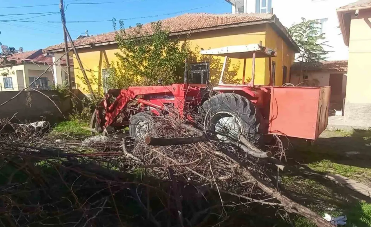 Otomobil ve traktör hırsızı önce kameraya, sonra polise yakalandı