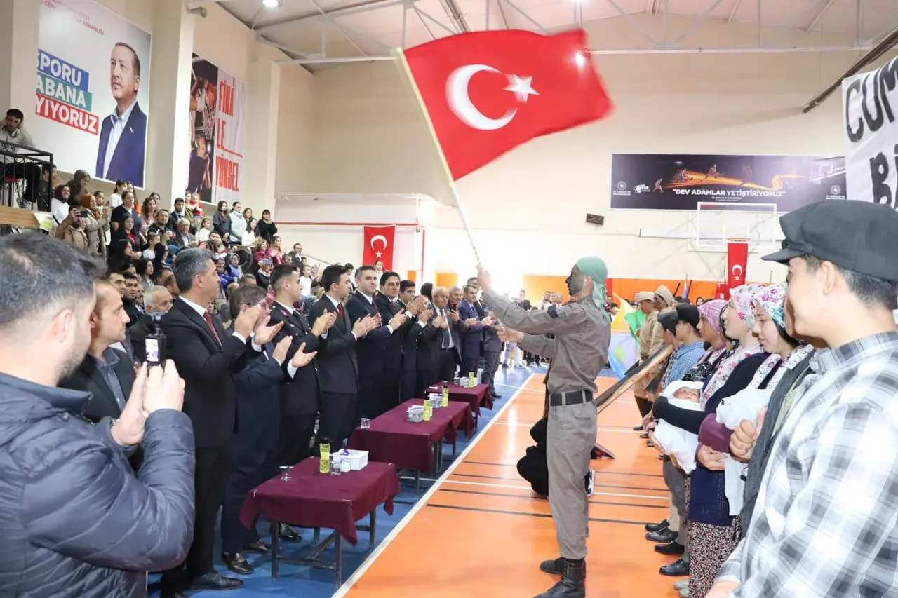 Selendi’de cumhuriyet coşkusu gençlik merkezine sığmadı