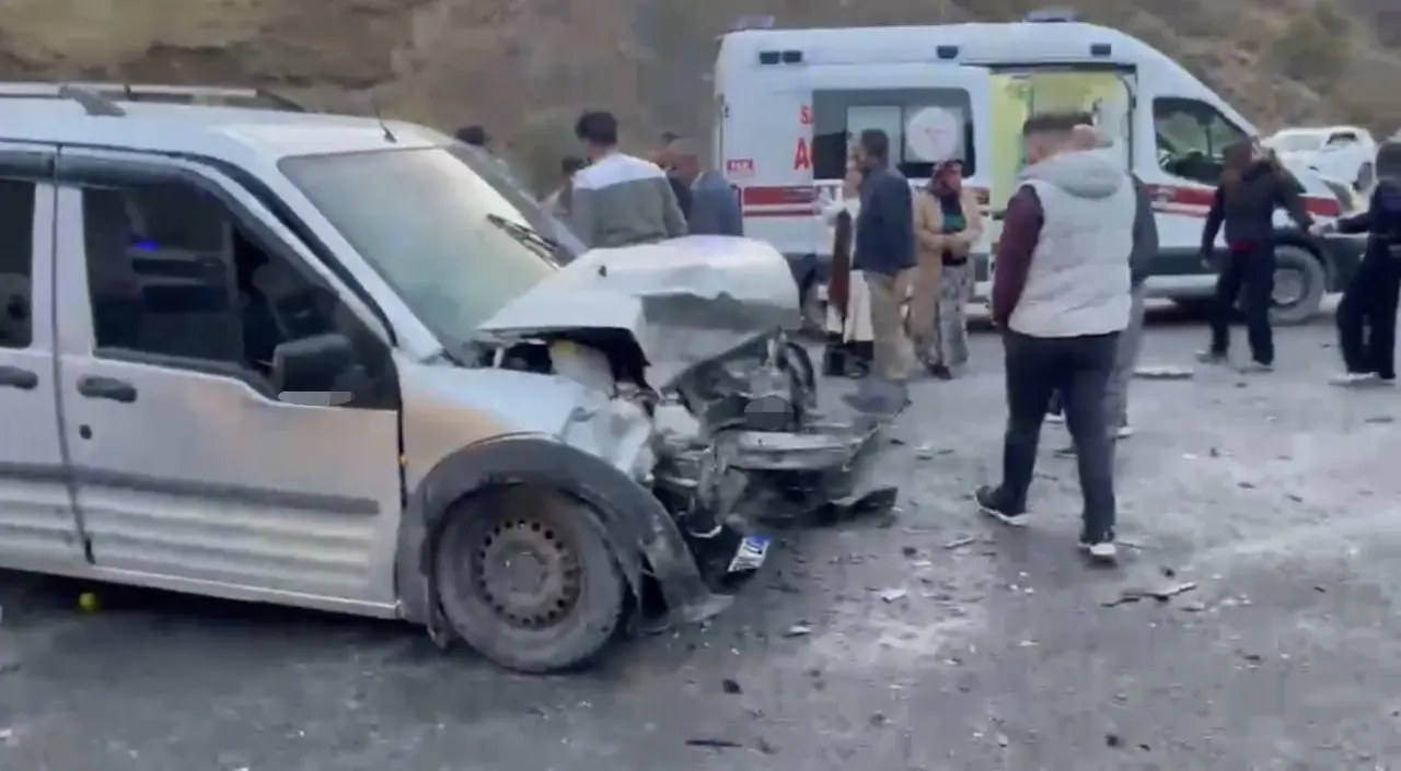 Yüksekova’da ik ayrı trafik kazası: 10 yaralı