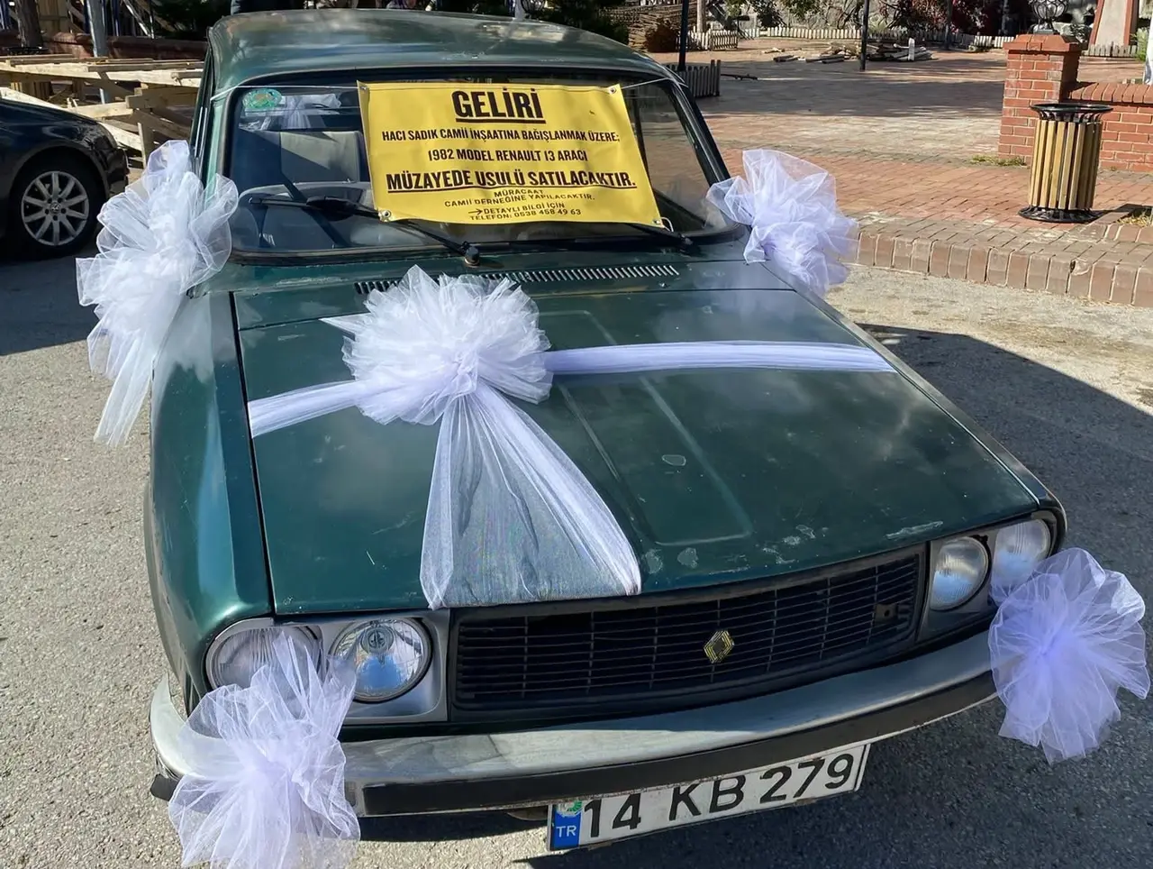 Gelin gibi süslenen klasik otomobil hayır için görücüye çıktı