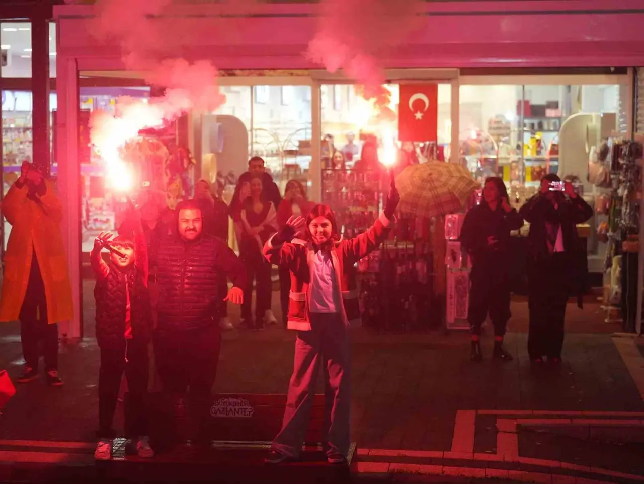 Şehitkamil’de yağmur değil, cumhuriyet coşkusu yağdı