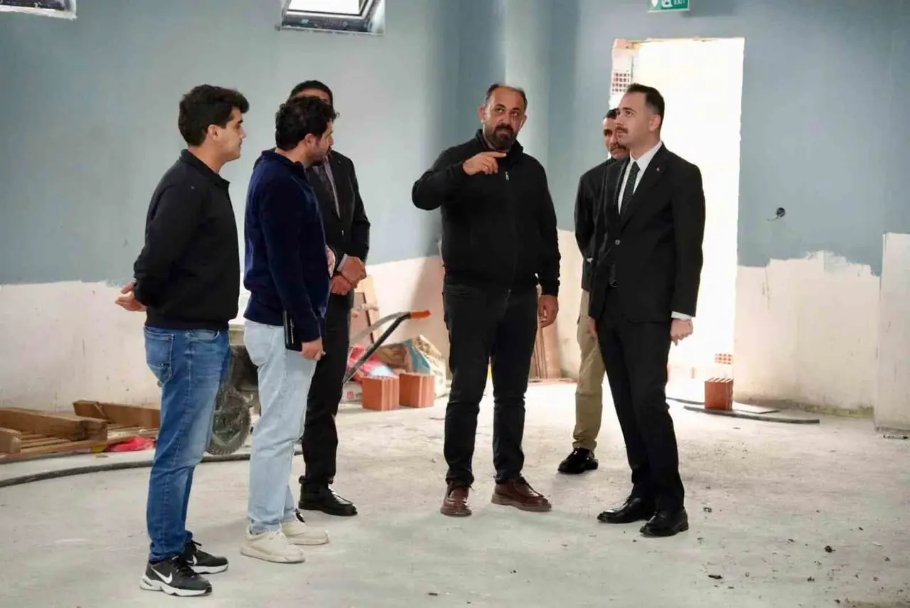 Üzümlü’de yapımı devam eden güreş salonunda inceleme