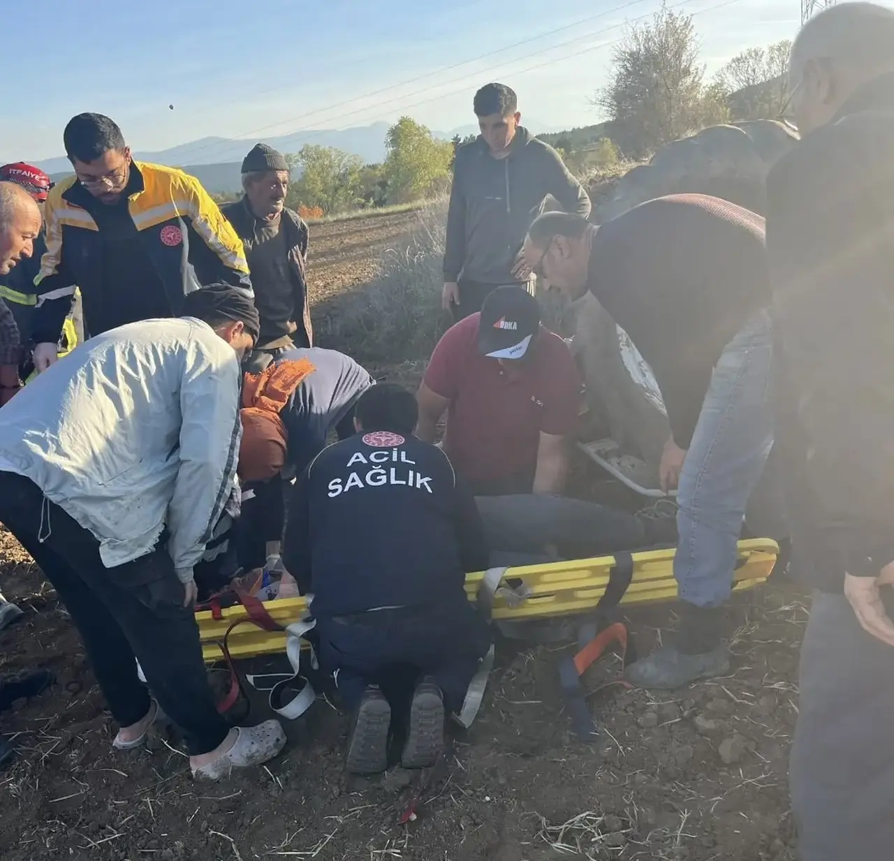 Kastamonu’da devrilen traktörün altında kalan sürücü yaralandı