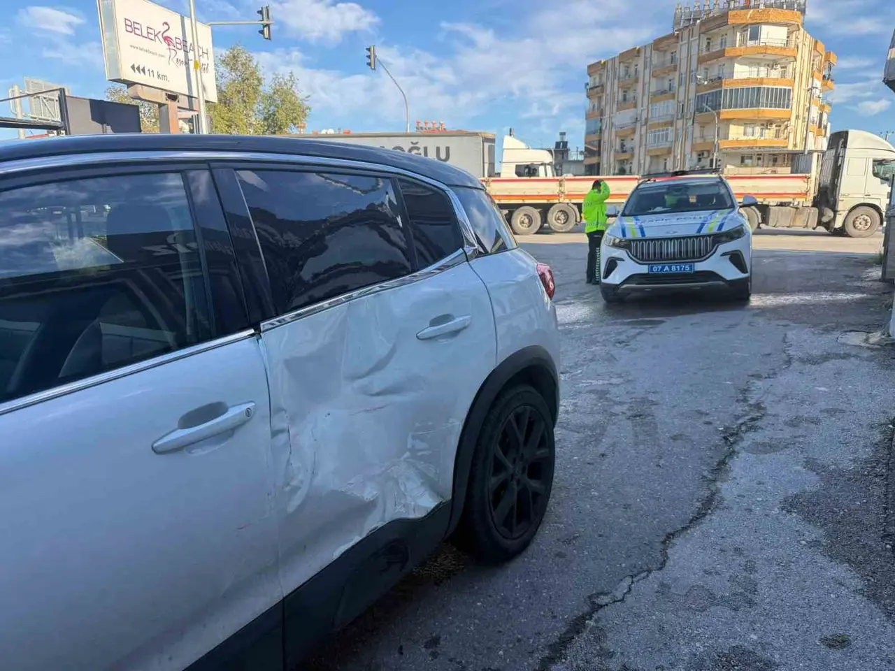 Serik’te iki otomobil çarpıştı: 1 yaralı