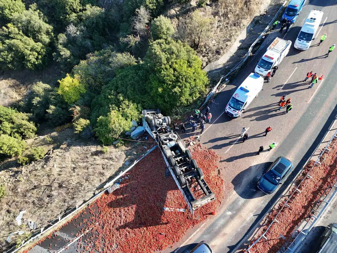 Uşak’ta domates yüklü tır devrildi: 1 ölü