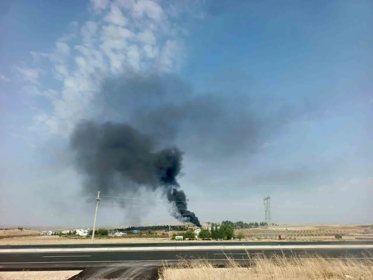 Siirt’te petrol sahasında yangın: Söndürme çalışmalarına TOMA da katıldı