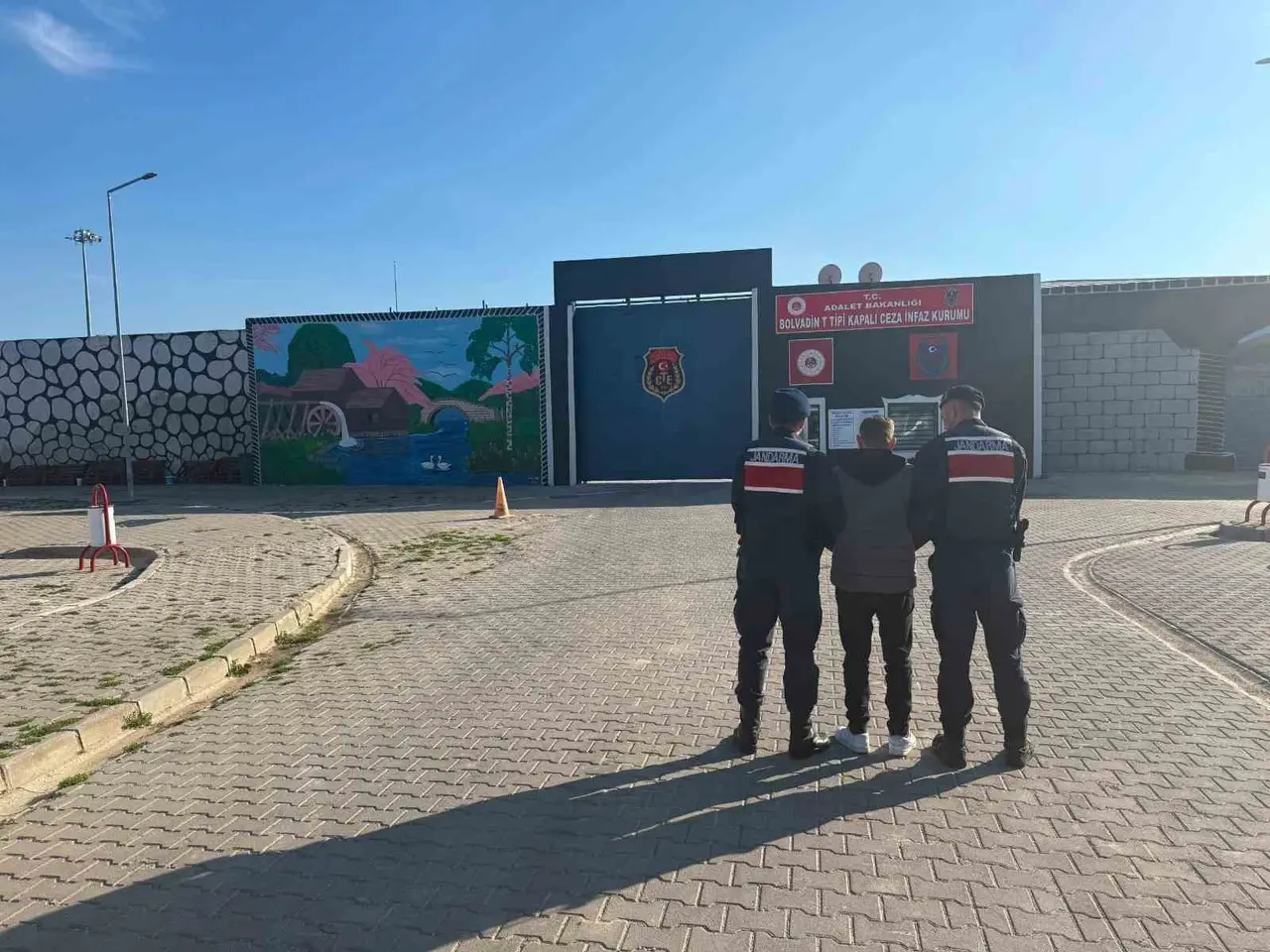 Jandarma çeşitli suçlardan aranan 66 kişiyi yakaladı