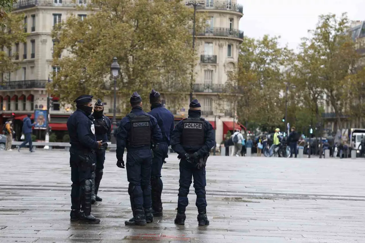 Paris sokaklarına gösteri öncesi polis ve jandarma konuşlandırıldı