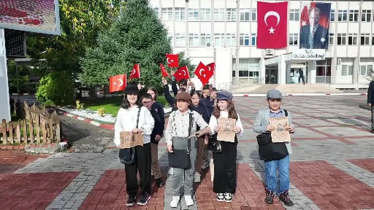 Miniklerin Cumhuriyet coşkusu sokaklara taştı