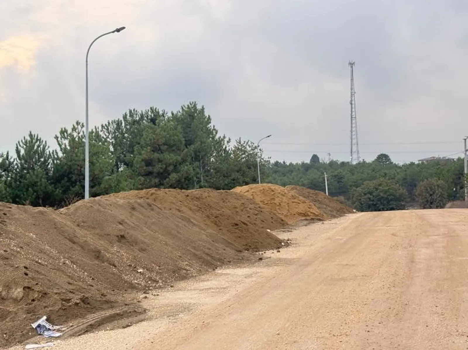 Bilecik’te yol kenarına dökülen kumlar tehlike saçıyor