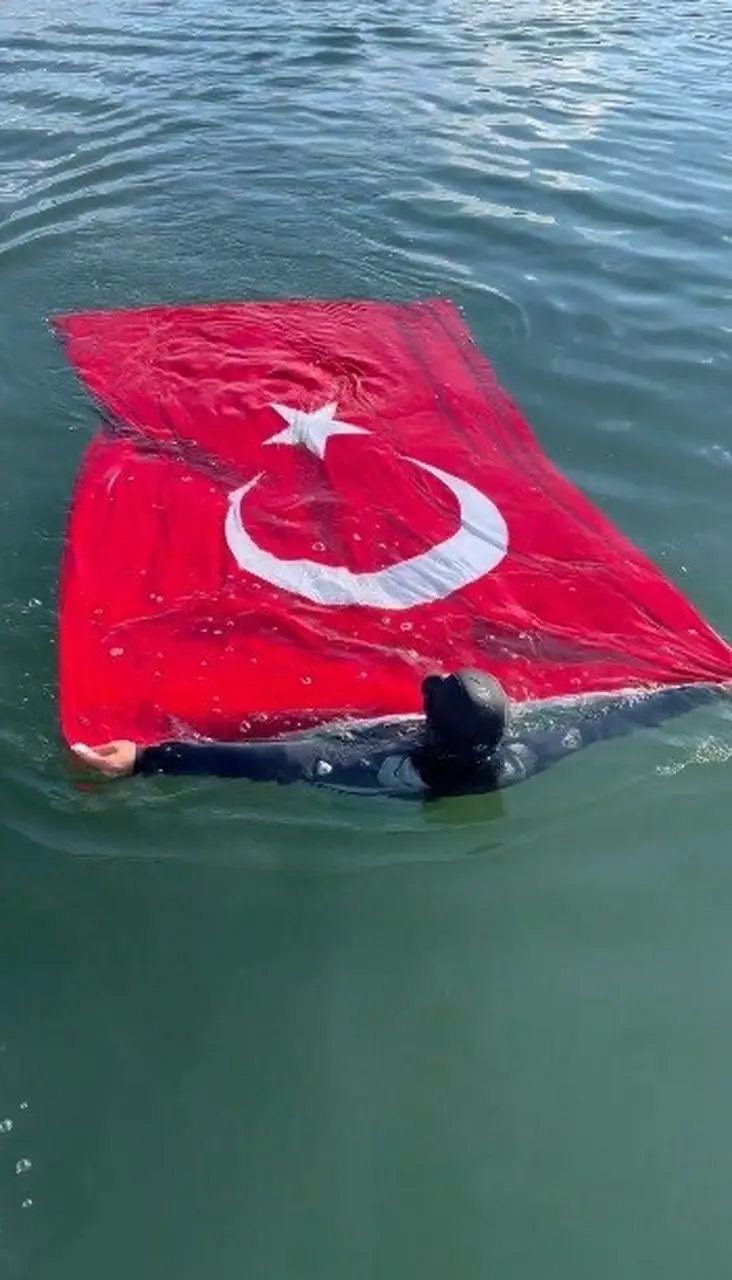 Tunceli’de 29 metre derinlikte Türk bayrağı açıldı