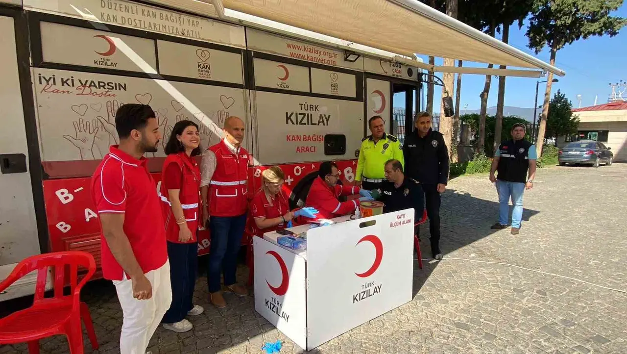 İslahiye’de polislerden Kızılay’a kan bağışı