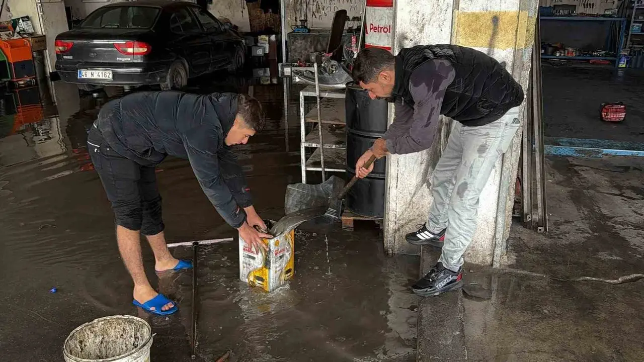 Diyarbakır’da iş yerleri sular altında kaldı