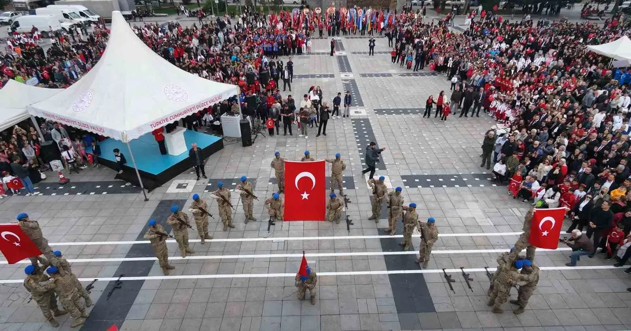 Düzce’de komandolardan Cumhuriyet Bayramı’na özel gösteri