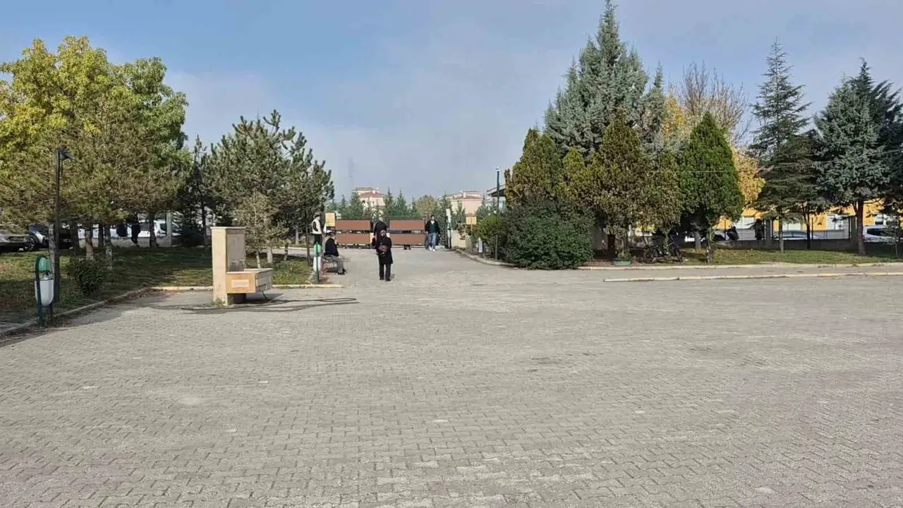 Sınava geç kalınca öfkesini gazeteciden çıkardı