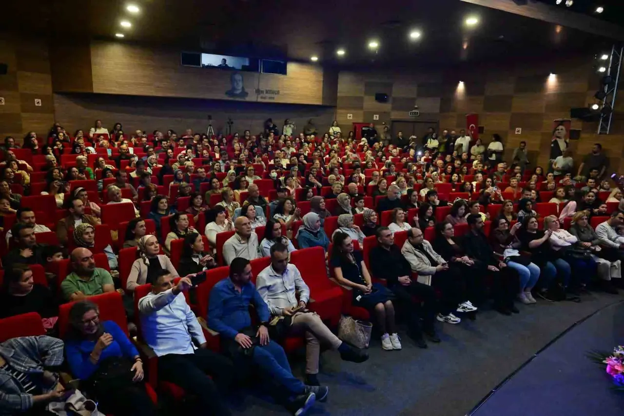 Manisalılar Neşet Ertaş türküleriyle unutulmaz bir gece yaşadı