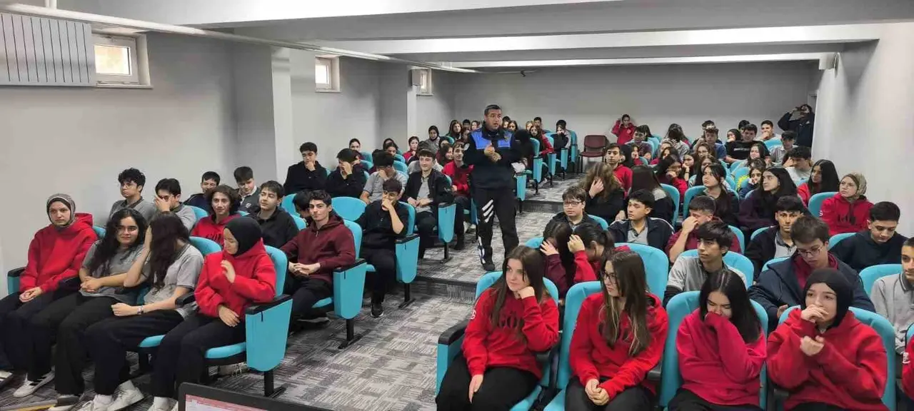 Kastamonu’da polis ekipleri bin 140 öğrenciye eğitim verdi