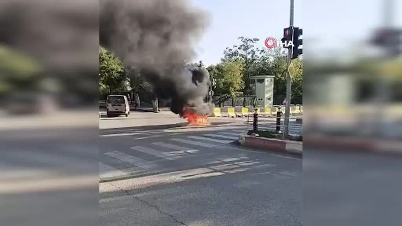 Siirt’te hafif ticari araç ile çarpışan motosiklet alevlere teslim oldu