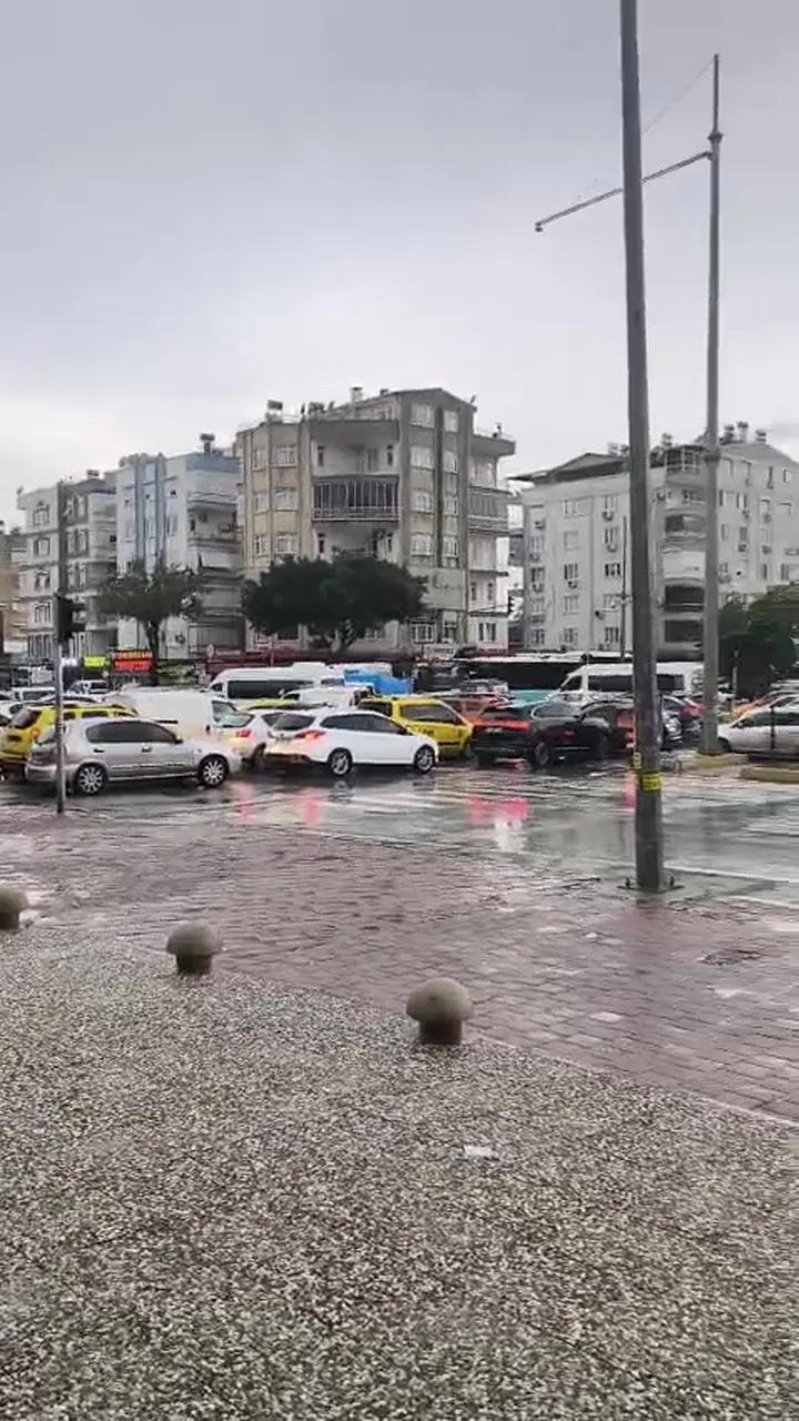 Trafik kilitlendi, sıkışan trafiği açmak için vatandaşlar devreye girdi