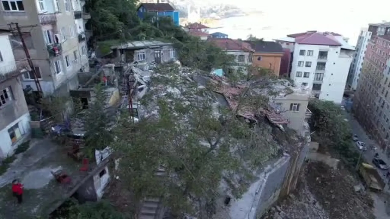 Zonguldak’ta çöken bina sabahın ilk ışıklarıyla böyle görüntülendi